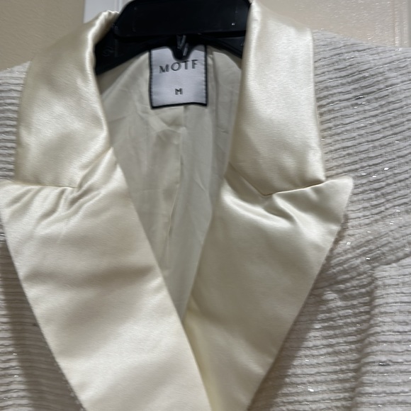 WHITE PREPPY WOMENS PEARL BELT SATIN LAPEL BLAZER - Picture 3 of 9
